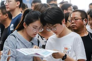 太阳报：老特拉福德餐食混入生鸡肉致观众不适，卫生评级降到最低